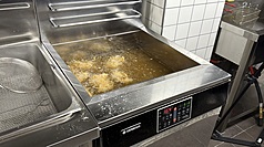 韓國BBQ炸雞品牌於1995年創立，為了保證每間分店的品質，位於京畿道利川市的BBQ「炸雞大學」提供2週教育，讓所有加盟主在此接受訓練，裡面也有多樣的專業器具。
