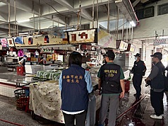 高雄市正義市場爆發疑食物中毒案，累計至6日下午4時已有140人就醫，並有12名患者初步檢出沙門氏菌陽性。高雄市衛生局針對此案目前累計裁罰新台幣144萬元，並移送檢方，由雄檢檢察官指揮偵辦。
（高雄市衛生局提供）
