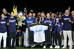 中華職棒富邦悍將隊6日晚間賽後為「悍將遊俠」林哲瑄（前左3）舉辦引退儀式，教練及隊友們一同送上簽名球衣，給予祝福。