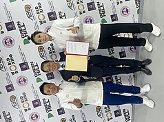 拿下2026年拳擊亞錦賽銅牌的「台灣女兒」林郁婷（右），獲駐蒙古代表王凱右（中）頒發運動部賀電。左為教練曾自強。（中華民國拳擊協會提供）