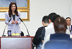 國民黨主席鄭麗文（左）7日率團到中國大陸訪問前，在中央黨部舉行「2026和平之旅」啟程中外記者
會，強調兩岸和平的重要性，表示台海沒事，世界都沒事。
