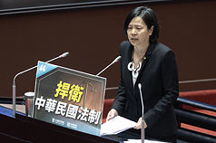 CD
李貞秀總質詢首登場（3）
民眾黨立委李貞秀（圖）7日首度在立法院會登台質
詢，中間一度語帶哽咽，並在質詢時間快結束時感謝
立法院長韓國瑜堅守行政中立、維護立法院尊嚴。
中央社記者趙世勳攝　115年4月7日
