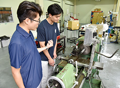 LG
青年就業旗艦計畫　雲嘉南1200家企業參與
勞動部「青年就業旗艦計畫」鼓勵企業以「先僱後
訓」模式進用青年，由資深員工手把手教學，協助青
年適應職場、熟悉業務並強化專業能力，近3年雲嘉
南地區已吸引逾1200家企業參與。
（勞動部提供）
中央社記者蔡智明傳真　115年4月7日
