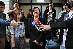 CD
外界關注中評會開鍘　李貞秀：尊重黨內決策
民眾黨立委李貞秀（前中）7日上午首度赴立法院會
質詢，外界關注是否會因近日爭議，受到民眾黨中評
會開鍘，李貞秀表示，黨內的獨立機構應有其獨立判
斷，並尊重中評委相關決策。
中央社記者趙世勳攝　115年4月7日
