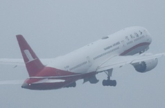 國民黨主席鄭麗文7日率團訪中，將與中共總書記習近平會面。圖為鄭麗文等一行搭乘上海航空班機從松山機場起飛。
