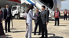 國民黨主席鄭麗文7日下午抵達上海，中共方面由中共中央台灣工作辦公室主任宋濤接機，兩人握手。
