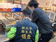 新北市新店區發生便當店疑似食品中毒案，衛生局8日表示，新增通報55人，累計就醫99人。圖為新北市衛生局7日前往該便當店分店「中興店」稽查。（新北市衛生局提供）