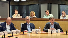 前外交部長李大維（前排中）6日在史丹佛大學胡佛研究所就台灣關係法47週年議題進行座談。（駐舊金山辦事處提供）