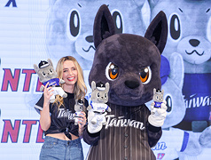 台美混血好手「費仔」費柴德太太韓納（Hanna Fairchild）（左）應邀訪台，7日在台北與中職吉祥物
「歐告」相見歡，「歐告」也送上穿著費柴德17號球衣的玩偶給韓納，令她愛不釋手。