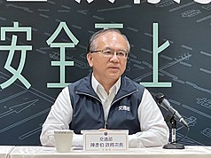 交通部政務次長陳彥伯7日表示，因應當前中東情勢，政府將補貼航空用油，國內航空票價原有規劃調漲，經協調後將由航空公司自行吸收。

