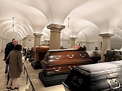 整修後重新開放的柏林大教堂霍亨索倫王朝墓室，展示近百具不同時期王室成員棺木，復活節期間吸引不少參觀人潮。