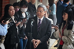 經濟部長龔明鑫（中）表示，目前國內瀝青存量約4.2萬噸，若中東原油能夠順利運抵台灣，瀝青存量可延長至6月。