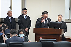 經濟部長龔明鑫（右）與台電董事長曾文生（右2）、中油董事長方振仁（後左），8日列席立法院經
濟委員會，就台美關稅協定中關於「擴大採購及購買」（原油、天然氣、發電設備等）項目之評估、規
劃及涉及之問題與工作進行專案報告並備質詢。