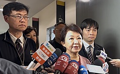 台中某國小棒球隊教練涉及對多名孩童強制性交、強制猥褻。台中市長盧秀燕(前右)8日接受媒體聯
訪，她表示，希望司法重判，還孩子公道。
