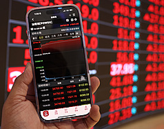 台股8日開高走高，終場收在34761.38最高點，上漲1531.56點，創下史上第2大收盤漲點。