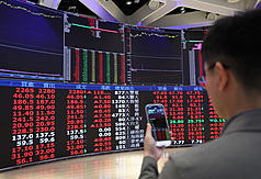 台北股市8日開高走高，在外資買超1177億創下史上第二大，拉升台股大盤指數上漲1531點，不僅收復34000點大關，達到34761點，更有挑戰重回35000點的氣勢。示意圖。