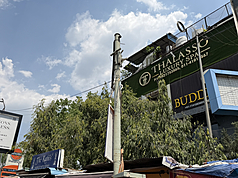 德里公共工程部門在街頭裝了超過27萬支監視器，其中於2020年9月到2022年11月間安裝的約14萬支監視
器為中國製，這些設備接下來將逐步拆除並更換，第1階段將汰換5萬支中國製監視器。圖為德里街頭監視器遭拆後，遺留的支架。