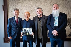 長期流亡海外的中國異議作家廖亦武（左2），近期來布拉格發表其著作「上帝是紅色的」捷文版。他在此行也會見參議長維特齊（左1），並親手遞交一份中國在押政治犯名單。（作家廖亦武提供）