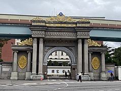 台灣警察專科學校8日晚間表示，有學生日前在射擊課進行實彈射擊時，因未遵循安全守則，導致子彈貫
穿左手掌，所幸送醫後無礙，未來將強化現有訓練機制與安全程序。圖為警專外觀。