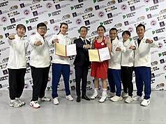 LD
拳擊亞錦賽　陳念琴65公斤級摘金
台灣「抗癌女拳王」陳念琴（右4）9日在2026亞洲拳
擊錦標賽女子65公斤級決賽以4比1奪勝，拿下她在這
個量級的首面金牌。（中華民國拳擊協會提供）
中央社記者(黎)建忠傳真　115年4月9日
