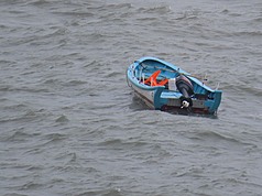 應對中共艦船非法侵入台灣領海事件，現階段國軍針對小型目標掌握較不易，未來將建置無人機與AI助監偵。漁船示意圖。（資料照/海巡署金馬澎分署提供）