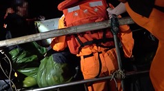 金門海巡隊10日凌晨於金門田埔西北方2.4浬、禁止水域內0.6浬海域，發現一艘中國籍無名漁船，廣播停船受檢卻拒不遵從，海巡隨即實施登檢部署及扣留作業。（海洋委員會海巡署提供）

