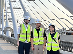 淡江大橋5月將通車，札哈．哈蒂建築師事務所的淡江大橋項目總監黃劭暐(中)10日率現役團隊成員，及前設計師薩法里安(Saman Saffarian)(左）、白千勺(右)一同登橋。