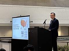 駐芝加哥辦事處長類延峰，9日在密瓦基市舉行的2026年美國「國防產業基礎年會」閉幕午宴發表專題演說。
（駐芝加哥辦事處提供）