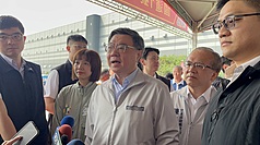 鄭習會10日在北京舉行，行政院長卓榮泰11日出席「國道1號甲線新建工程」動土祈福典禮受訪表示，中華民國的主權、台灣的前途跟自由民主，變成國民黨主席鄭麗文拿去玩火的策略手法。