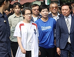 副總統蕭美琴（前左2）11日在台北受訪表示，台灣所有的國人都希望中華民國在國際上能夠有參與的空間、希望台海能夠穩定、同時希望能夠獲得和平，但是真正的和平是來自於實力，台灣需要建構自身防衛的能力。