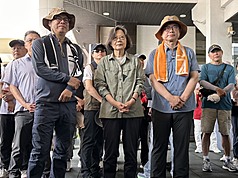 前總統蔡英文（前中）11日一早現身高雄，與高雄市長陳其邁（前左）、民進黨高雄市長參選人賴瑞隆（前右）一起到果嶺自然公園健走，行程前蔡英文先聆聽公園簡報。
