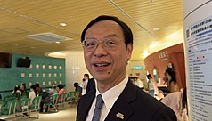 寵物用藥新制因爭議多暫緩，衛福部長石崇良11日說，主要考量基層獸醫院普遍缺乏24小時藥局支援，不宜貿然上路。