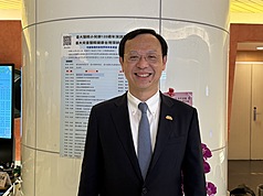 衛生福利部推食品糖、鈉、脂肪含量「紅黃綠」3色分級標示，擬下半年上路。衛福部長石崇良11日透露，這項政策未來將與健康幣結合，可集點兌換「綠燈」健康食品。
