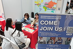 僑委會11日在台北車站大廳舉行「2026年僑生就業博覽會」，企業廠商在場設攤吸引僑外生到場了解相關訊息。(編輯：許嘉芫)