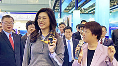 國民黨主席鄭麗文11日參訪北京中關村。圖為鄭麗文與機器手合影。