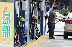 台塑石化公司宣布自4月20日起汽、柴油價格維持不調整。示意圖為加油站內選擇自助加油的民眾。