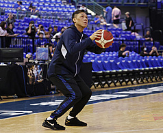 台灣職籃P.LEAGUE+ 台北富邦勇士隊球星「野獸」林志傑引退賽11、12日在台北小巨蛋舉行。圖為林志傑賽前與隊友一起練球備戰。