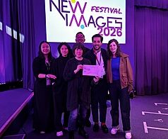 台灣導演陳芯宜（前排中）的作品「雲在兩千米」在巴黎新影像藝術節拿下TUMO創意科技中心獎（TUMO Award）。（行者影像文化有限公司提供）