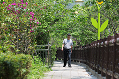 台北市內湖區民眾在春天的早晨戴著帽子外出散步。資料照片。
