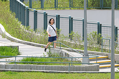 天氣晴朗，圖為為台北市內湖區民眾穿著短袖短褲外出散步。資料照片。