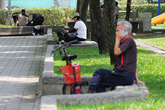 天氣明朗，台北市內湖區民眾在公園乘涼休息。資料照片。