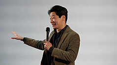 台灣駐芬蘭代表林昶佐受邀出席「藝術作為和平工具」座談。他以音樂人與外交官的多重身分指出，藝術具備連結靈魂的力量，能達成政治語言難以觸及的深層對話。