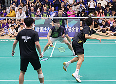 為因應世界羽球聯盟(BWF)將在2027年實行「3局、每局15分」新賽制，中華羽協今天也宣布，各式選拔賽賽制將接軌國際，於明年正式上路。圖為運動部長李洋(後中)12日與昔日搭檔王齊麟(前中)參加清晨盃表演賽。
