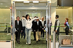 國民黨主席鄭麗文（左2）12日下午結束中國訪問行程返抵台灣，她說，中共中央台辦宣布10項惠台利多政策，已指示副主席盡快針對此事組成工作小組，完成接下來落實的工作。