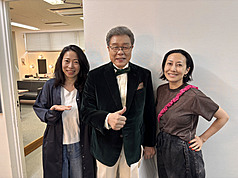 金鐘歌王楊烈（中）「自由之地」世界巡迴演唱會12日在日本千葉縣浦安市文化會館開唱，台日混血歌手一青窈（右）與姊姊一青妙（左）到場支持。