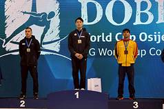 體操名將唐嘉鴻（中）12日在克羅埃西亞的奧西耶克站單槓決賽摘金。（黃柏瑞提供）
