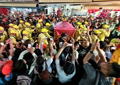 苗栗通霄白沙屯媽祖徒步往北港進香13日凌晨起駕，
「粉紅超跑」鑾轎自拱天宮出發，率領逾46萬報名的
香燈腳展開8天7夜行程。