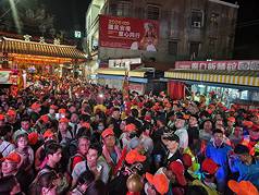 苗栗縣通霄鎮白沙屯拱天宮媽祖進香隊伍12日起駕，醫師提醒民眾要記得多喝水與休息，不要勉強。
