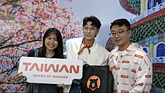 越南偶像ISAAC（中）受邀成為台灣觀光大使，與觀
光署駐胡志明市辦事處主任周欣毅（右）合照。