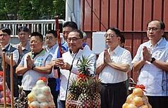 新北市長侯友宜（前者）13日出席三鶯線三峽站出入口2捷運開發案開工祈福典禮，表示希望能夠在6月順利通車。